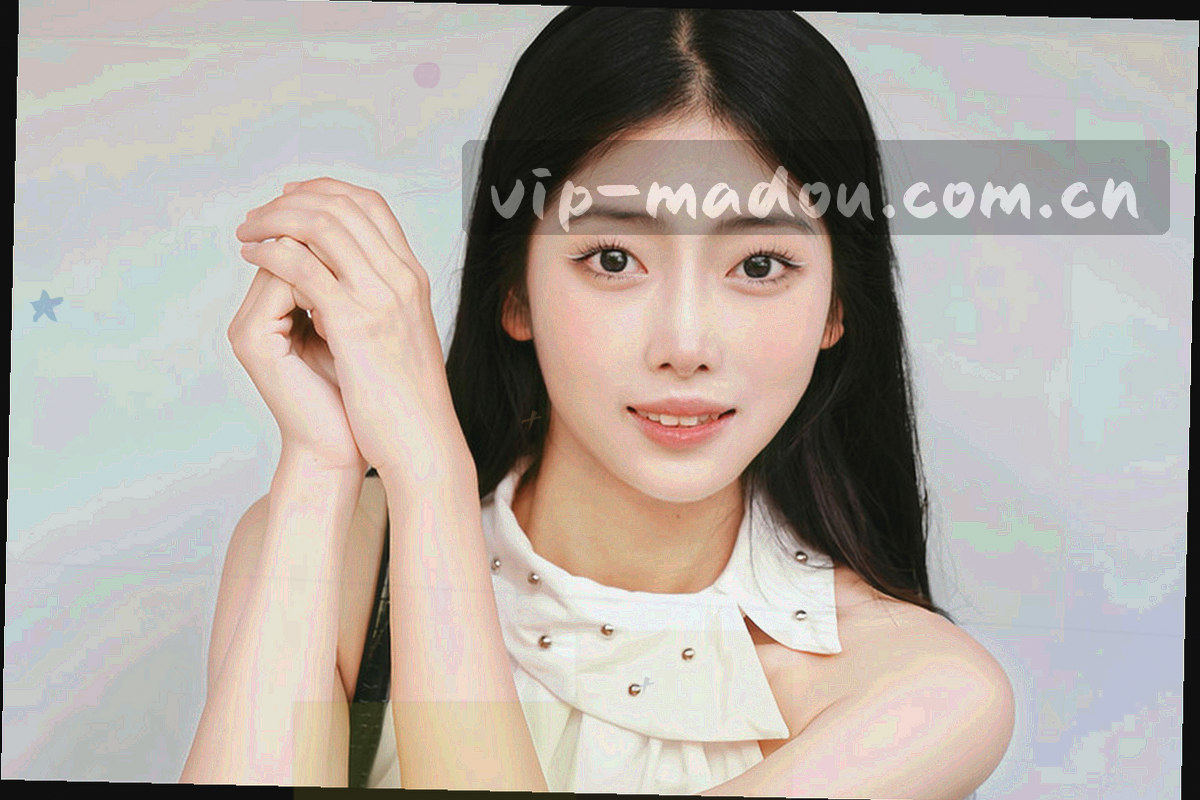 平板上的导航界面：左侧分类专区，右侧更新列表